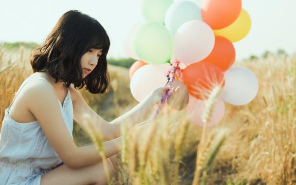美的空调外机噪音大(美的空调在制热时外机声音很响是怎么回事呀？还是本来就这么响)