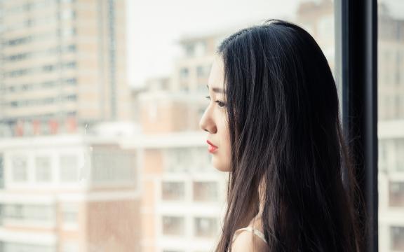 膨胀箱和水箱在管道系统中扮演的角色有什么不同？