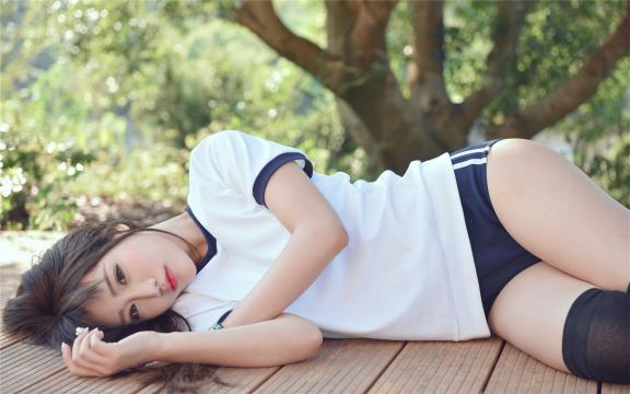 轻松解决清洁难题：吸尘器一边吸一边出灰带来全方位的深度清洁效果