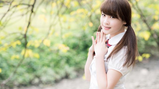 史密斯夫妇跳舞的那段音乐(电影《史密斯夫妇》中男女主角认识时,女主角丢酒杯跳舞是的背景)