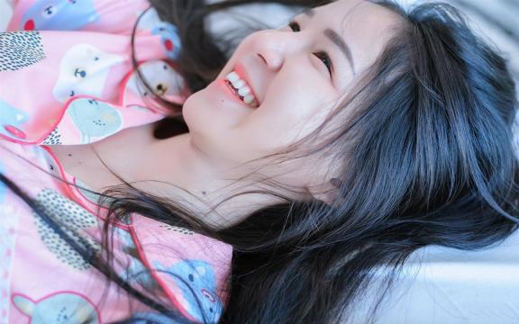 tcl电视黑屏有声音(电视黑屏但有声音是什么原因？)