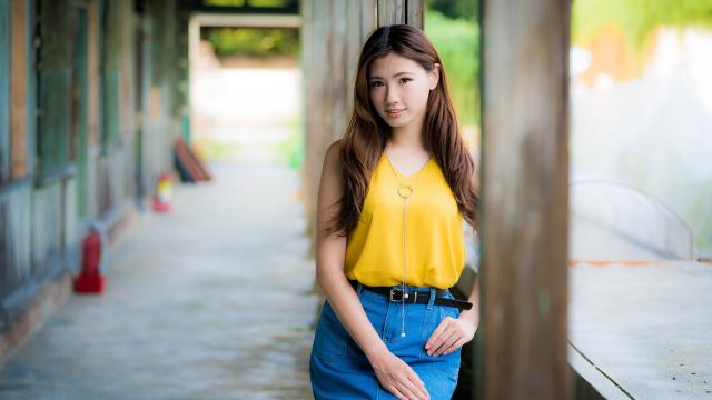 电视机屏幕出现横条纹怎么处理(电视机出现横条纹？)