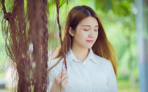 史密斯夫妇跳舞的那段音乐(电影《史密斯夫妇》中男女主角认识时,女主角丢酒杯跳舞是的背景)