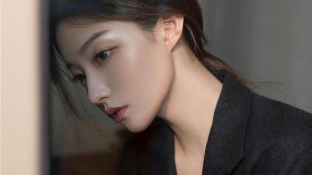 lg液晶电视后盖怎么拆(LG液晶显示器(E1948)底座如何卸、真是痛苦啊、、搞了半)