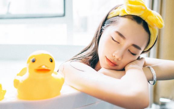 爱尔维修劳动是(“人是环境和教育的产物”这种哲学思想是谁提出来的？)