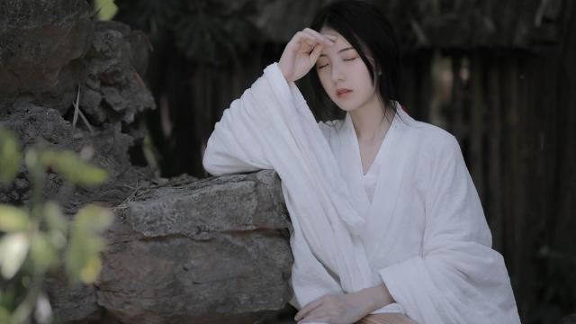 冰箱外面一侧发热烫手是怎么回事(冰箱外面发热烫手是怎么回事)